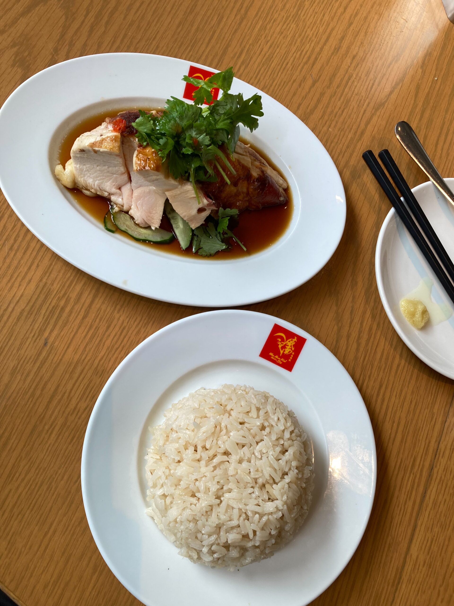 威南記海南鶏飯のシンガポールチキンライス（スチームとロースト）
